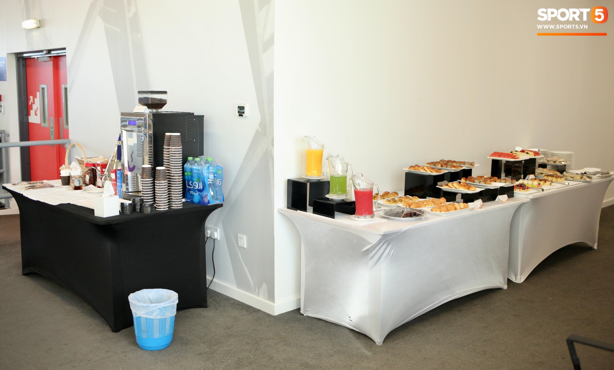 Chủ nhà UAE thể hiện chăm sóc phóng viên đến tận răng trong quá trình tác nghiệp tại Asian Cup 2019-7