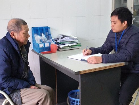 Đưa ông lão bế cháu ngoại lang thang dưới cầu Chương Dương vào trung tâm bảo trợ