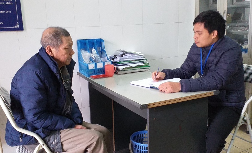 Đưa ông lão bế cháu ngoại lang thang dưới cầu Chương Dương vào trung tâm bảo trợ-1