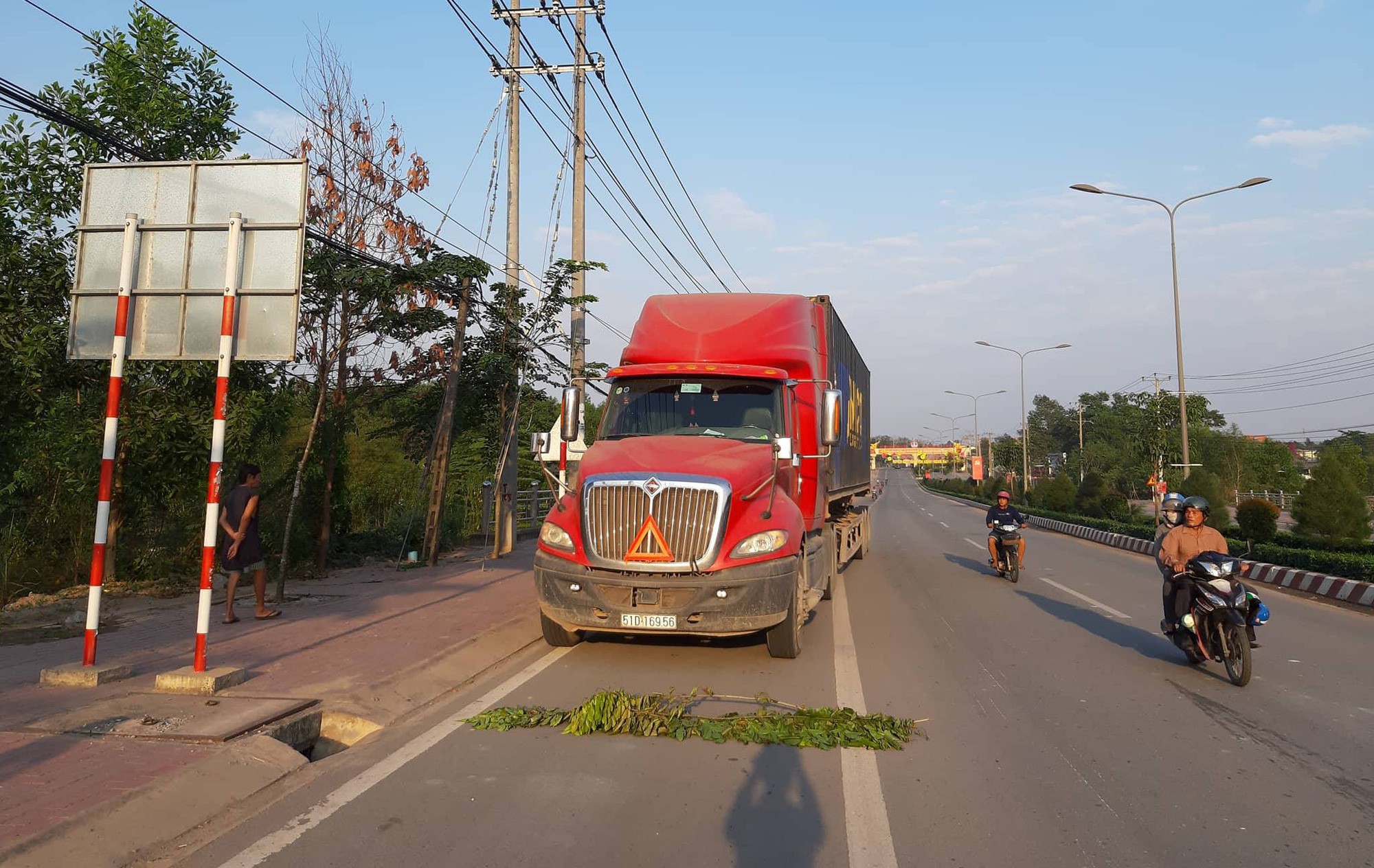 Bình Dương: Cả gia đình 4 người đi mua quần áo Tết bị xe container cán, cha mẹ tử vong, 2 con thơ nguy kịch-2