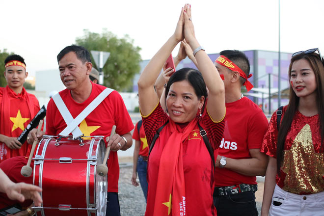 Cổ động viên Sài Gòn tiếp lửa cho đội tuyển Việt Nam lúc nửa đêm-19