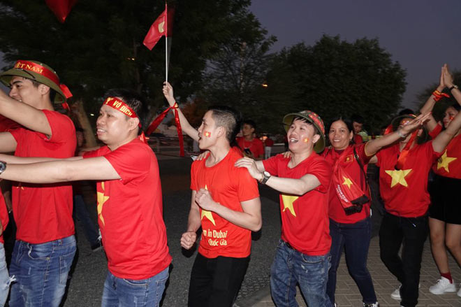 Cổ động viên Sài Gòn tiếp lửa cho đội tuyển Việt Nam lúc nửa đêm-18
