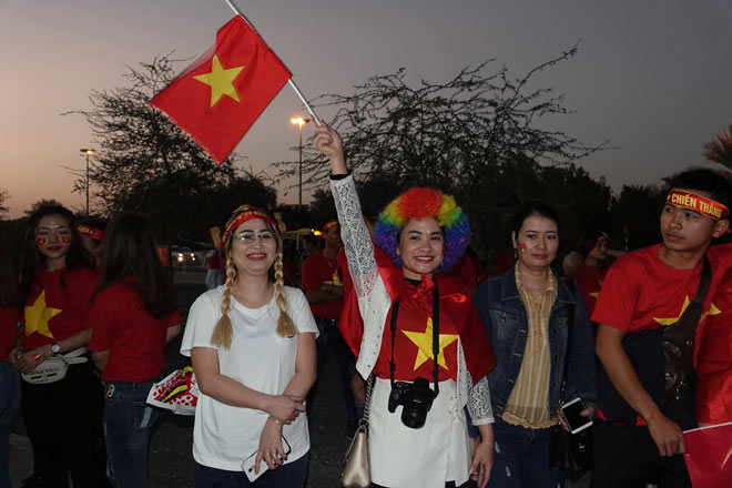 Cổ động viên Sài Gòn tiếp lửa cho đội tuyển Việt Nam lúc nửa đêm-17