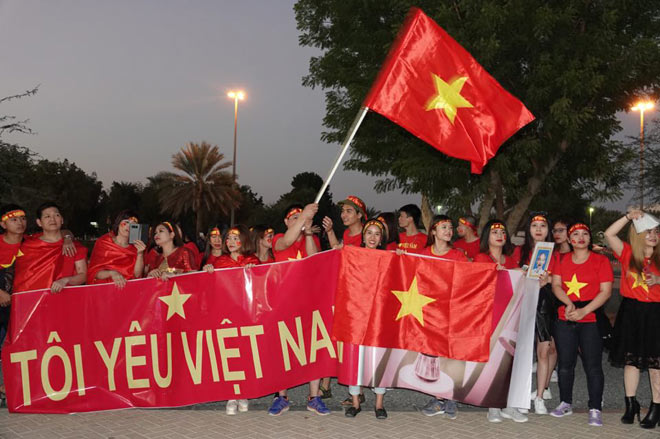 Cổ động viên Sài Gòn tiếp lửa cho đội tuyển Việt Nam lúc nửa đêm-15