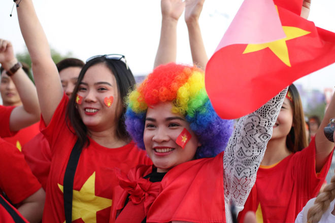 Cổ động viên Sài Gòn tiếp lửa cho đội tuyển Việt Nam lúc nửa đêm-27