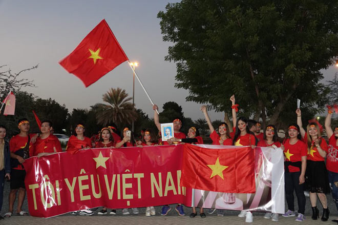 Cổ động viên Sài Gòn tiếp lửa cho đội tuyển Việt Nam lúc nửa đêm-16