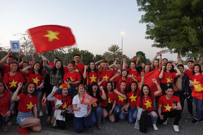 Cổ động viên Sài Gòn tiếp lửa cho đội tuyển Việt Nam lúc nửa đêm-14