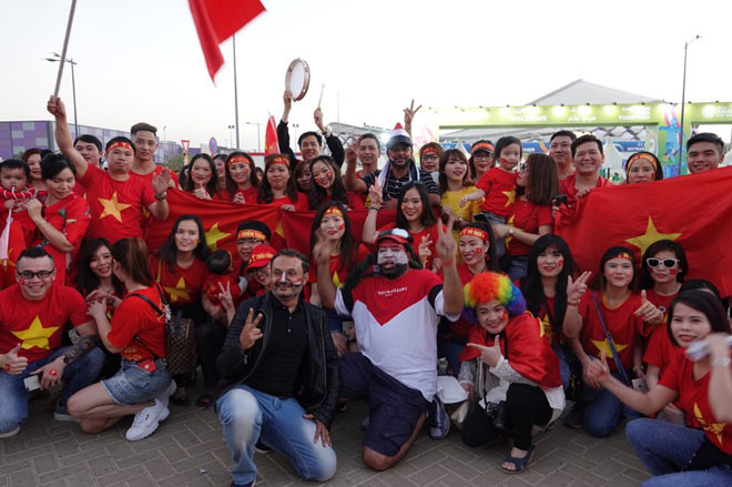 Cổ động viên Sài Gòn tiếp lửa cho đội tuyển Việt Nam lúc nửa đêm-13