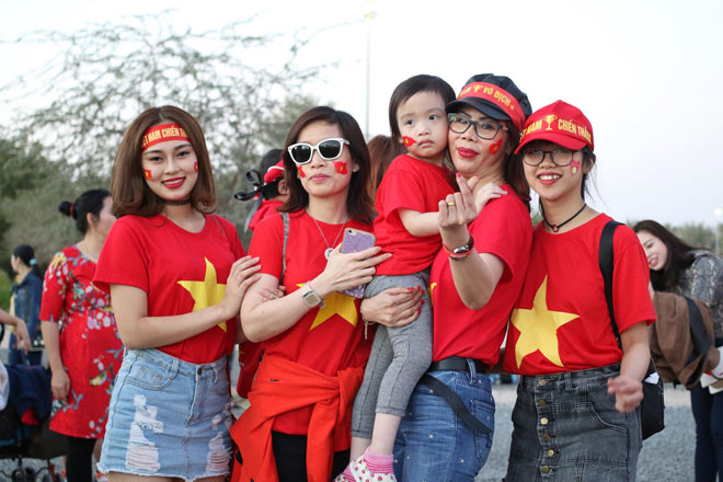 Cổ động viên Sài Gòn tiếp lửa cho đội tuyển Việt Nam lúc nửa đêm-26