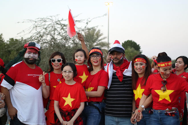 Cổ động viên Sài Gòn tiếp lửa cho đội tuyển Việt Nam lúc nửa đêm-25