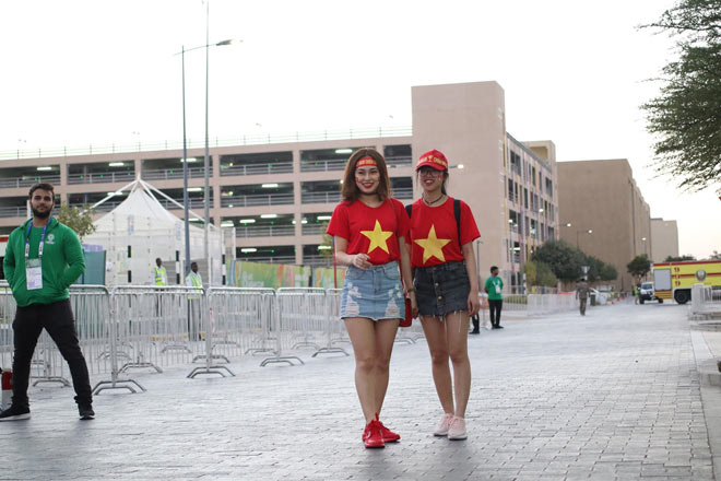 Cổ động viên Sài Gòn tiếp lửa cho đội tuyển Việt Nam lúc nửa đêm-23