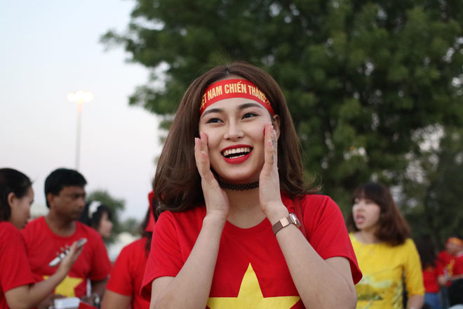 Cổ động viên Sài Gòn tiếp lửa cho đội tuyển Việt Nam lúc nửa đêm-21