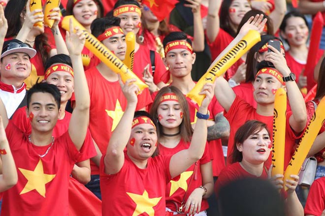 Cổ động viên Sài Gòn tiếp lửa cho đội tuyển Việt Nam lúc nửa đêm-29