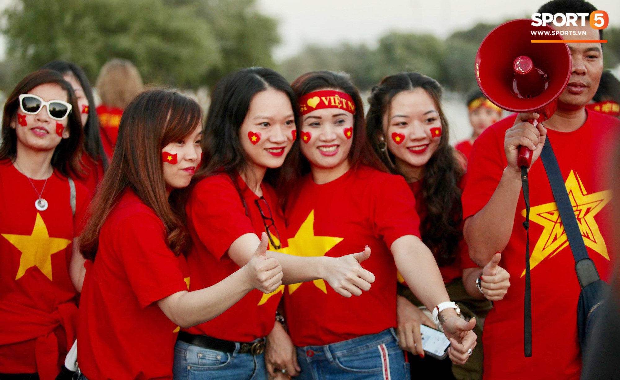 Cổ động viên Sài Gòn tiếp lửa cho đội tuyển Việt Nam lúc nửa đêm-8