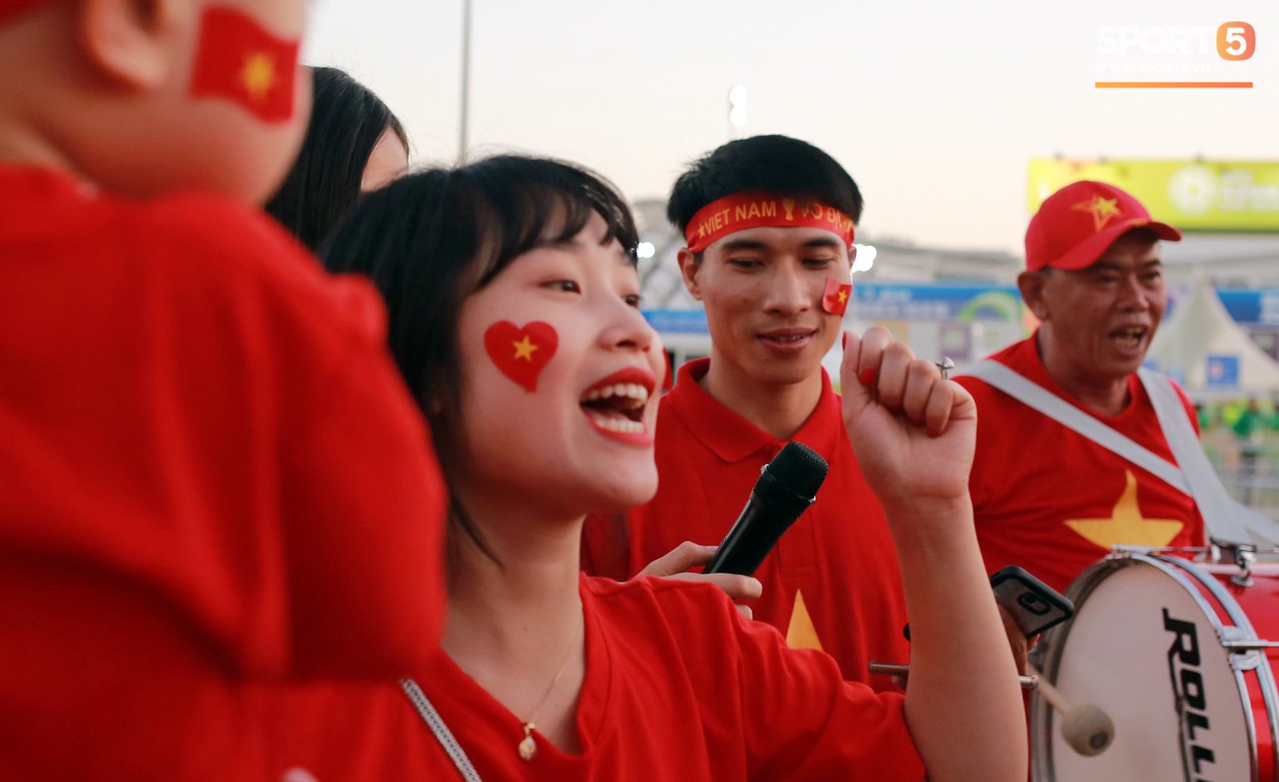 Cổ động viên Sài Gòn tiếp lửa cho đội tuyển Việt Nam lúc nửa đêm-4