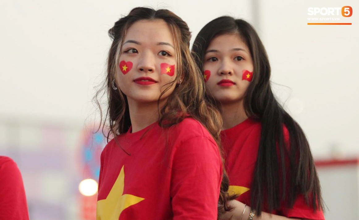 Cổ động viên Sài Gòn tiếp lửa cho đội tuyển Việt Nam lúc nửa đêm-11