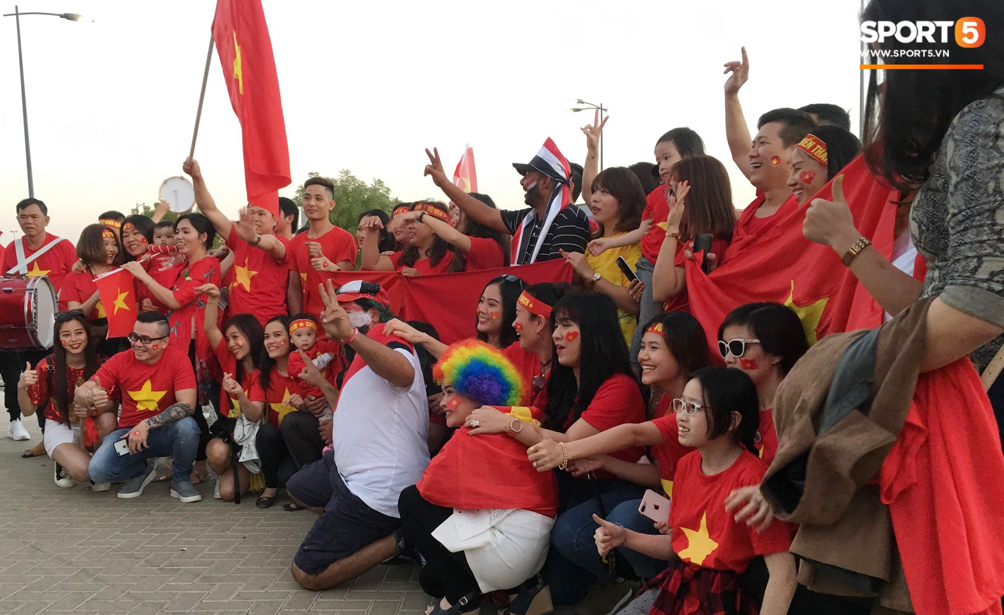 Cổ động viên Sài Gòn tiếp lửa cho đội tuyển Việt Nam lúc nửa đêm-6