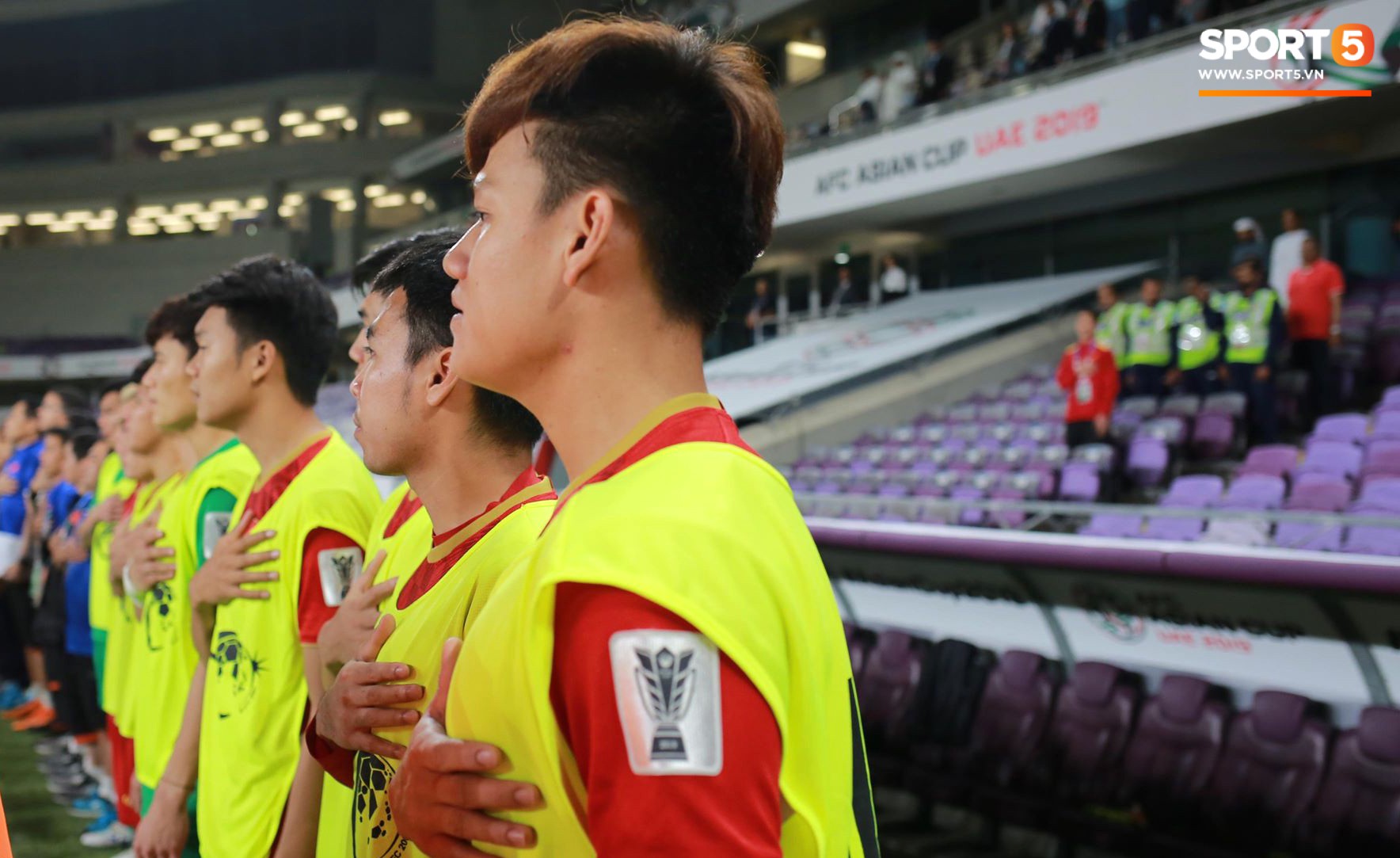 Xúc động hình ảnh Duy Mạnh rưng rưng hát Quốc ca trên khán đài-3