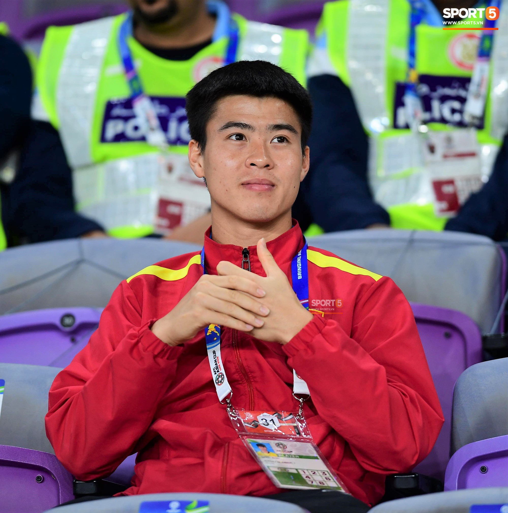 Xúc động hình ảnh Duy Mạnh rưng rưng hát Quốc ca trên khán đài-5