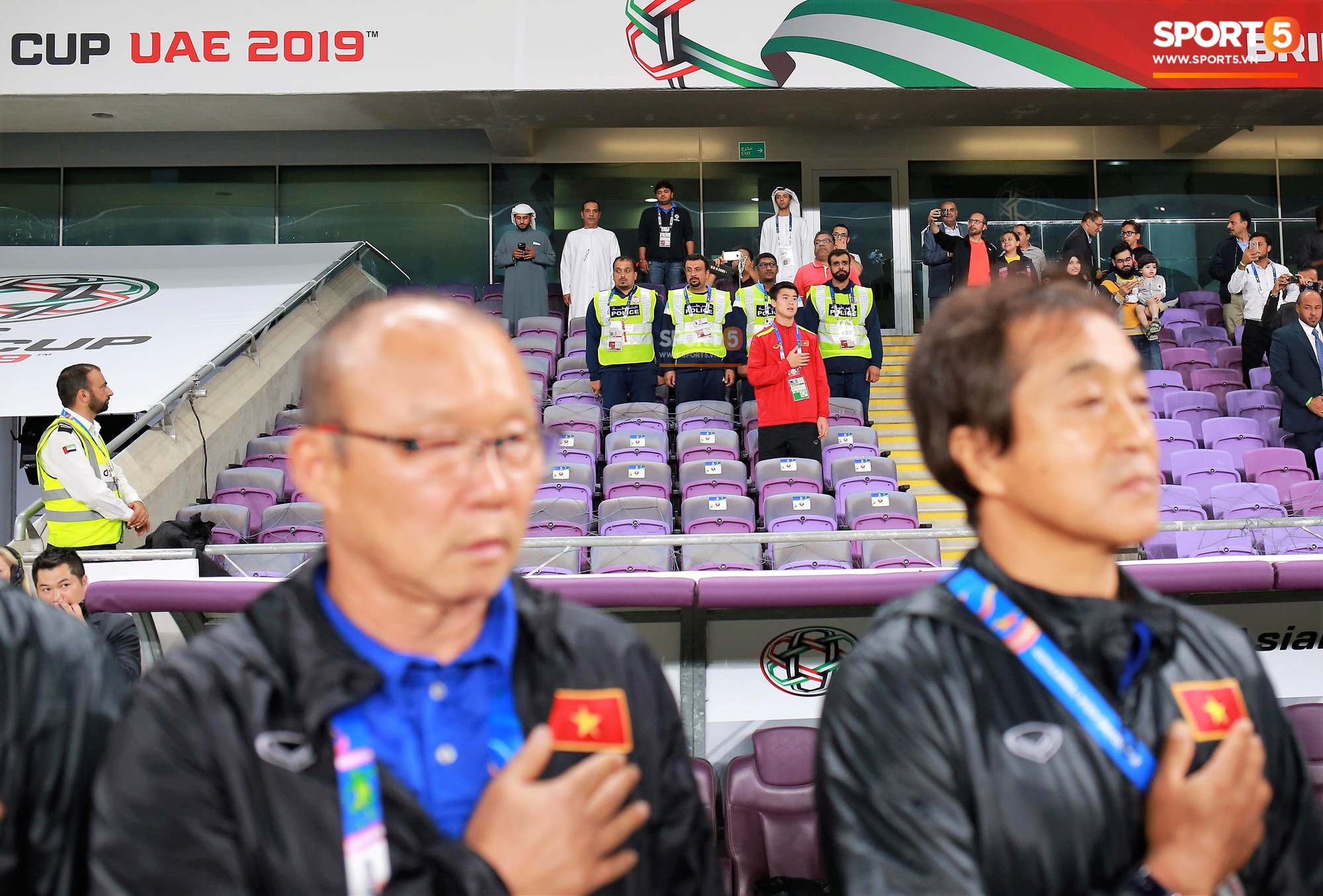 Xúc động hình ảnh Duy Mạnh rưng rưng hát Quốc ca trên khán đài-6