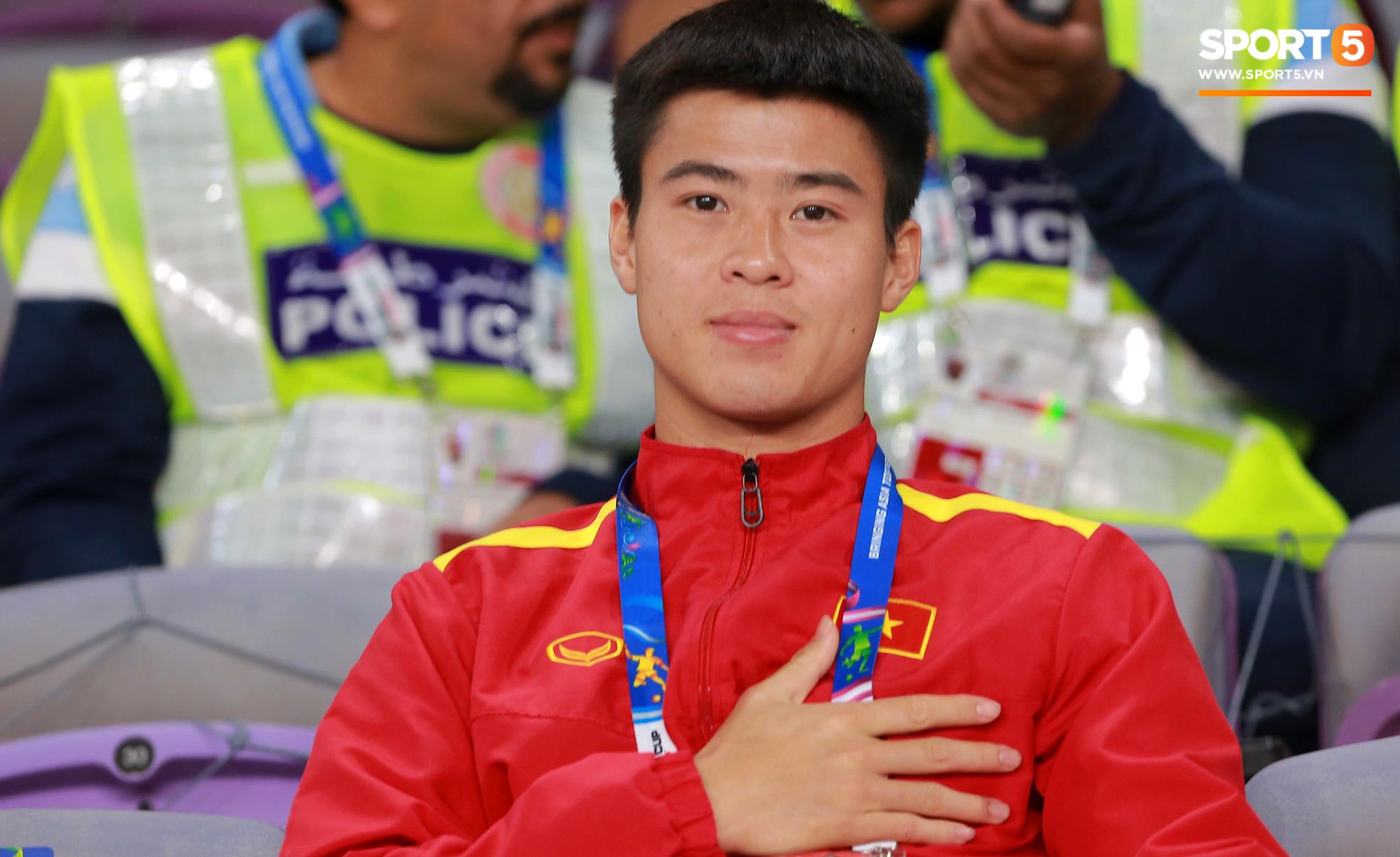 Xúc động hình ảnh Duy Mạnh rưng rưng hát Quốc ca trên khán đài-1