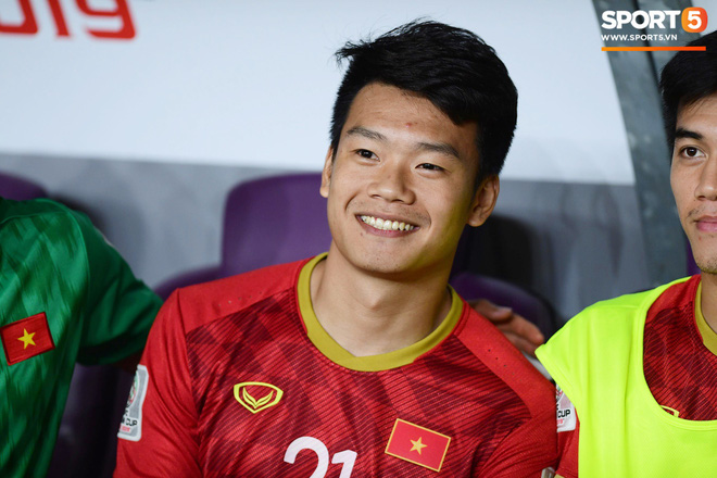 Xúc động hình ảnh Duy Mạnh rưng rưng hát Quốc ca trên khán đài-9