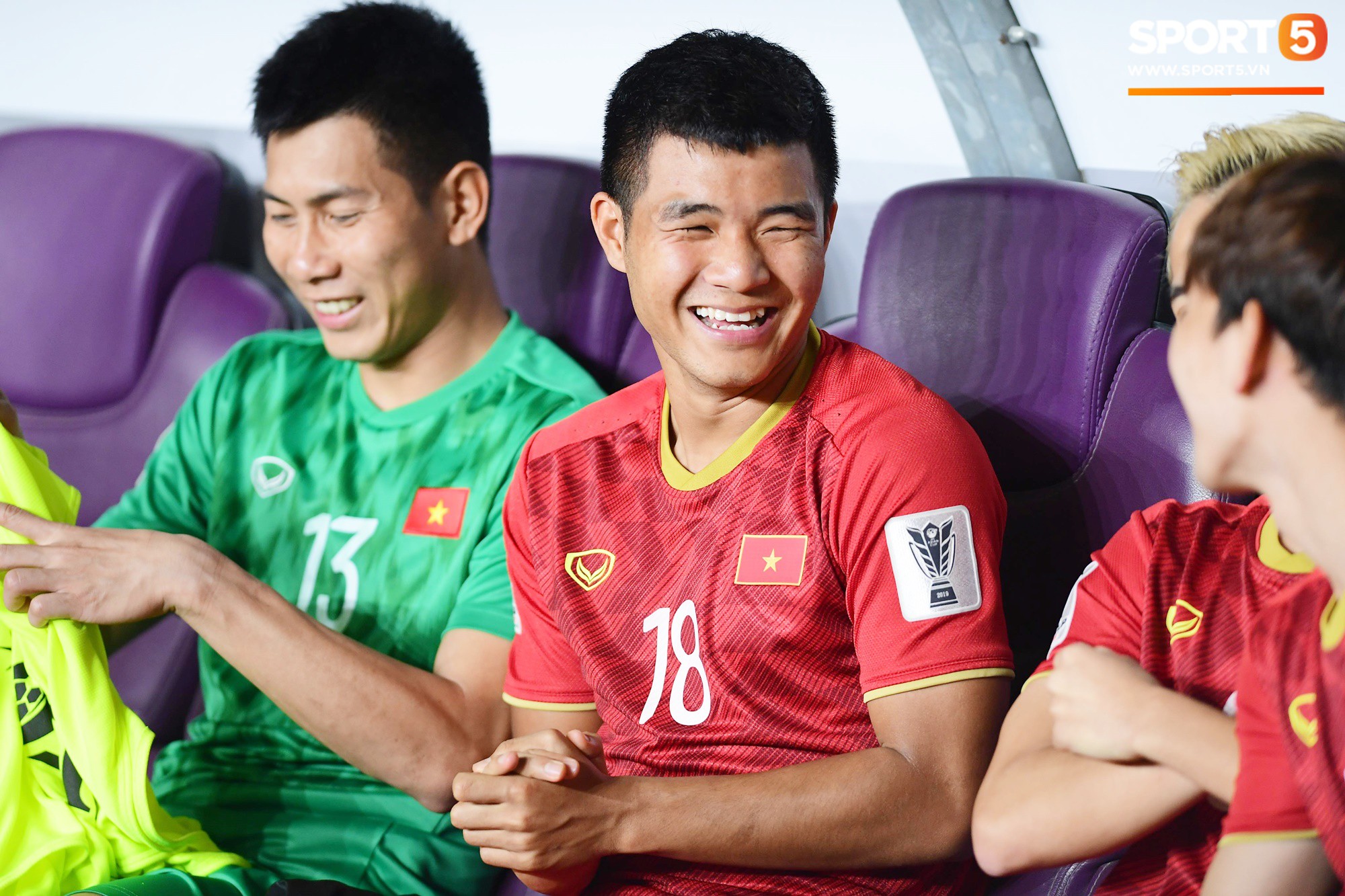 Xúc động hình ảnh Duy Mạnh rưng rưng hát Quốc ca trên khán đài-7