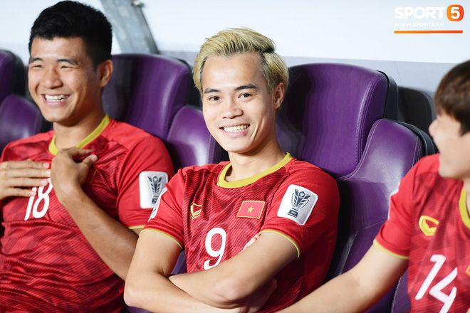 Xúc động hình ảnh Duy Mạnh rưng rưng hát Quốc ca trên khán đài-8