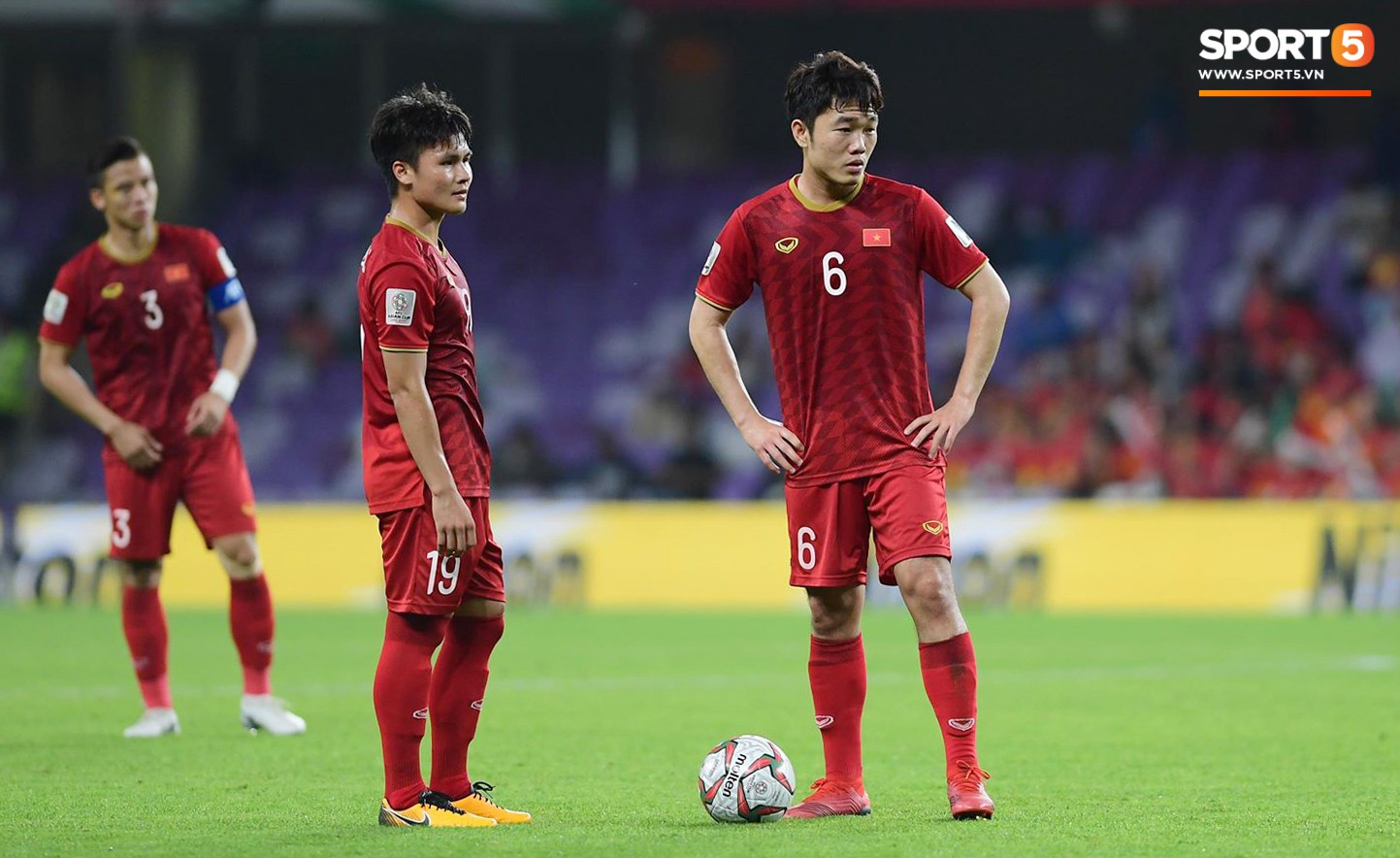 Quang Hải ăn mừng cực nhiệt khi tái hiện siêu phẩm cầu vồng tại Asian Cup 2019-1