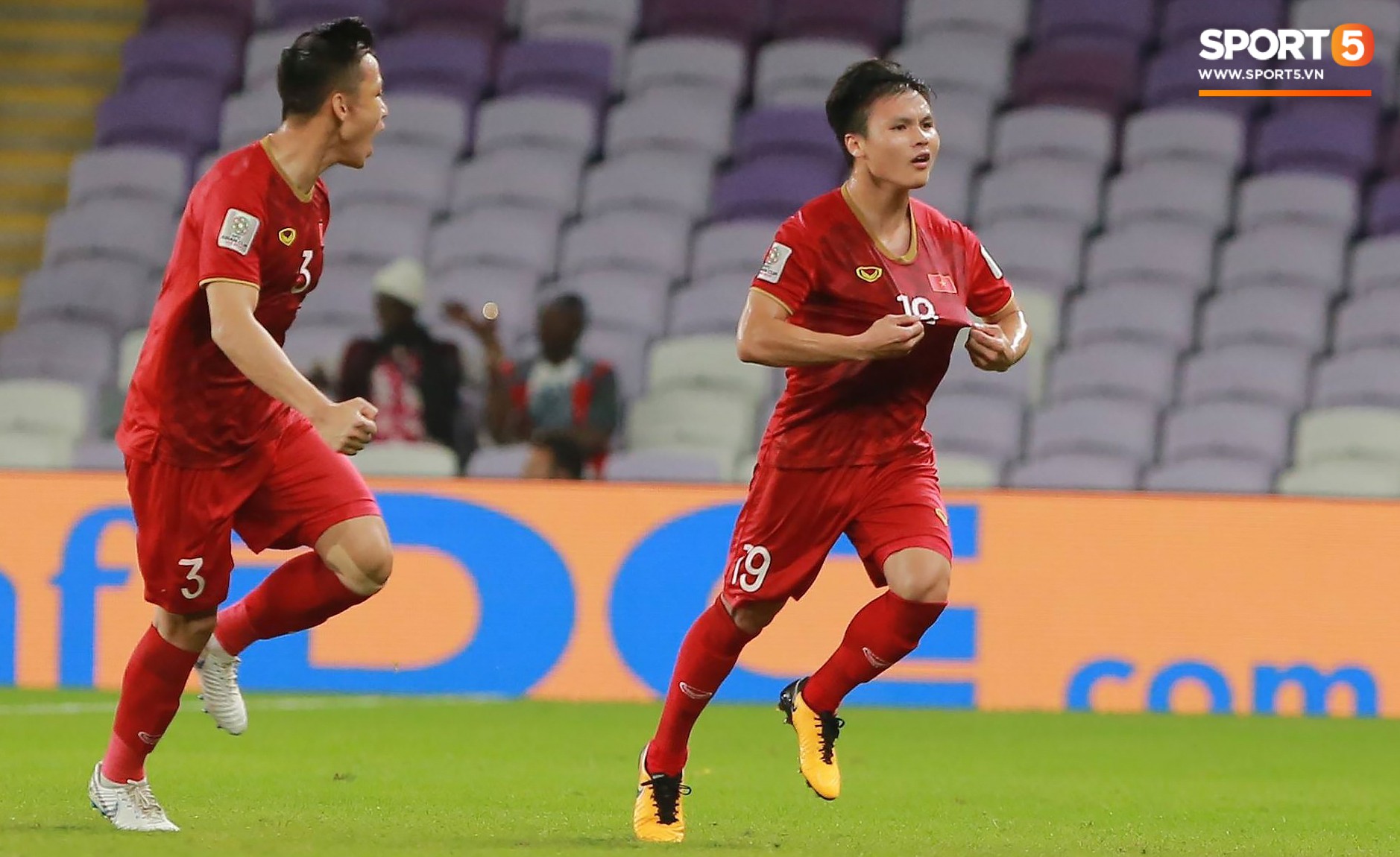 Quang Hải ăn mừng cực nhiệt khi tái hiện siêu phẩm cầu vồng tại Asian Cup 2019-3