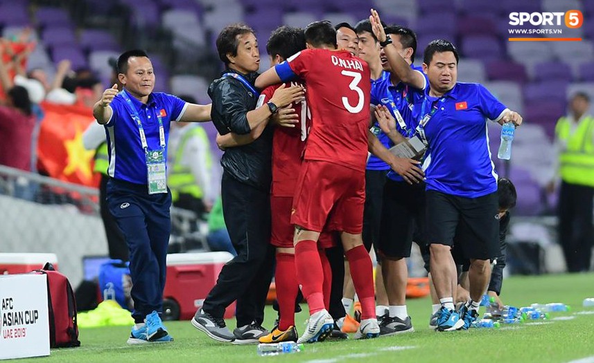 Quang Hải ăn mừng cực nhiệt khi tái hiện siêu phẩm cầu vồng tại Asian Cup 2019-5