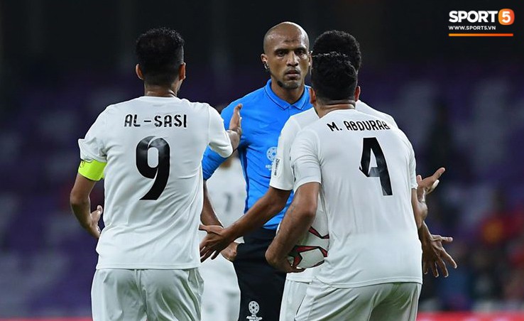 Cho Việt Nam hưởng quả phạt, trọng tài người Oman bị cầu thủ Yemen quây và phản ứng gay gắt-1
