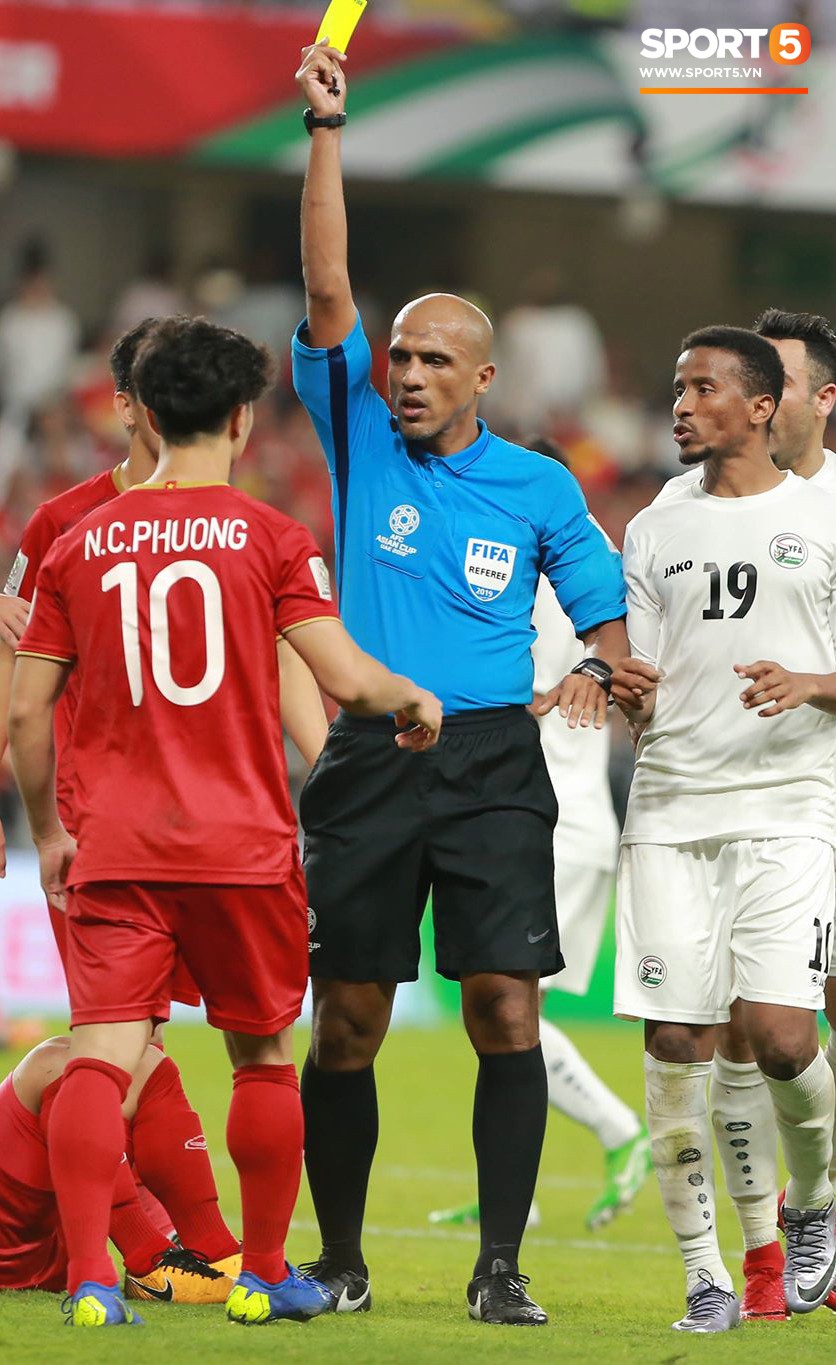 Công Phượng bị thẻ vàng vì gắt gỏng đòi công bằng khi Quang Hải bị đạp vào bụng-13