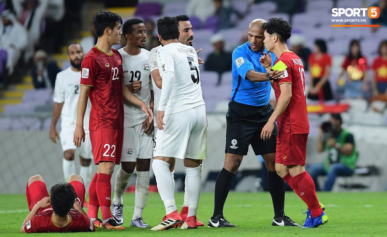 Công Phượng bị thẻ vàng vì gắt gỏng đòi công bằng khi Quang Hải bị đạp vào bụng-12