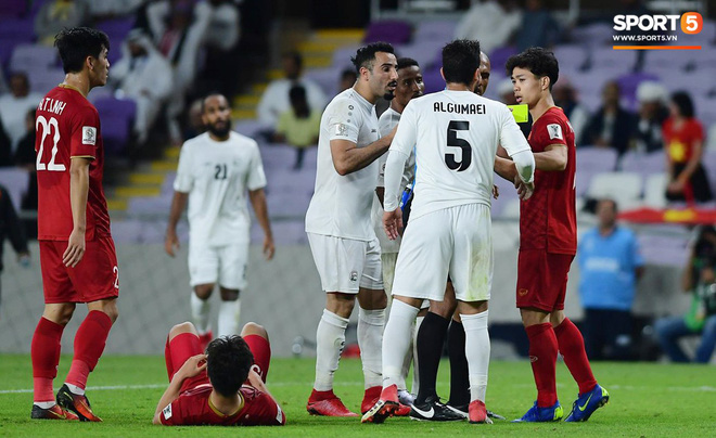 Công Phượng bị thẻ vàng vì gắt gỏng đòi công bằng khi Quang Hải bị đạp vào bụng-10