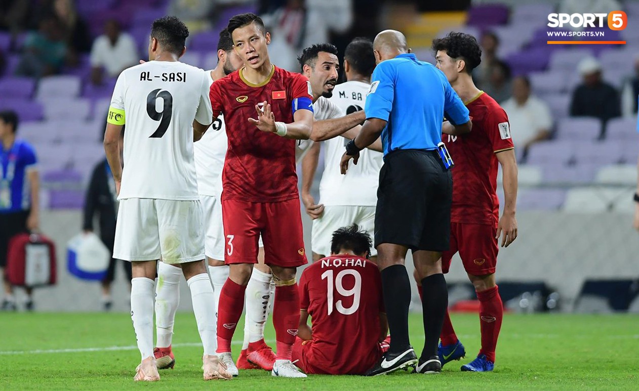 Công Phượng bị thẻ vàng vì gắt gỏng đòi công bằng khi Quang Hải bị đạp vào bụng-14