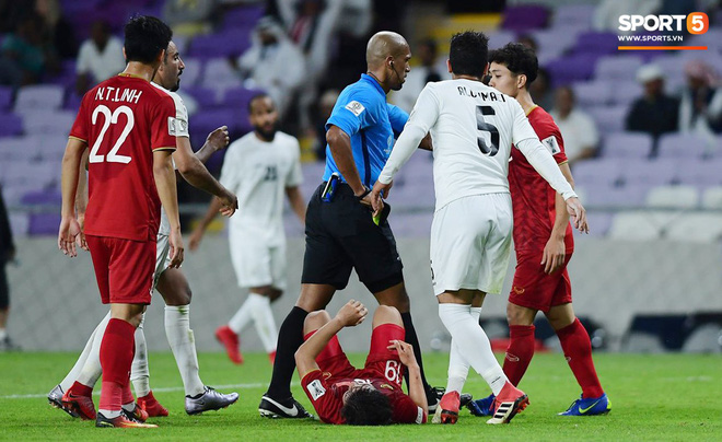 Công Phượng bị thẻ vàng vì gắt gỏng đòi công bằng khi Quang Hải bị đạp vào bụng-9