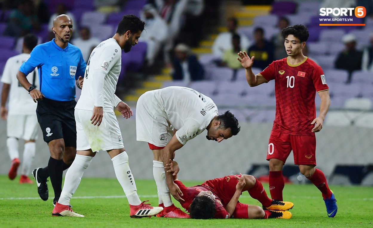 Công Phượng bị thẻ vàng vì gắt gỏng đòi công bằng khi Quang Hải bị đạp vào bụng-7