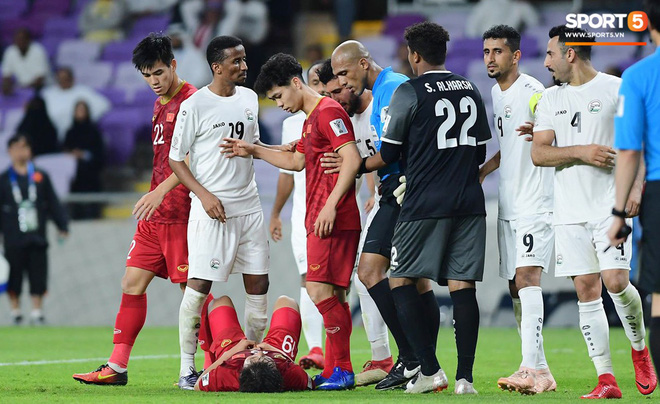 Công Phượng bị thẻ vàng vì gắt gỏng đòi công bằng khi Quang Hải bị đạp vào bụng-8