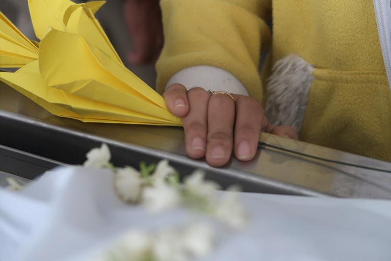 Bị chỉ trích bán xác mẹ”, cô gái 27 tuổi chỉ biết nuốt nghẹn nước mắt vào trong-2