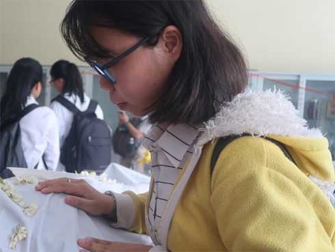 Bị chỉ trích “bán xác mẹ”, cô gái 27 tuổi chỉ biết nuốt nghẹn nước mắt vào trong