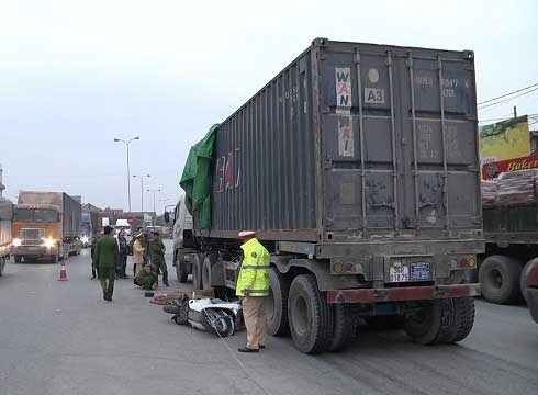 Đôi nam nữ chết dưới gầm container: Hình ảnh từ camera hành trình