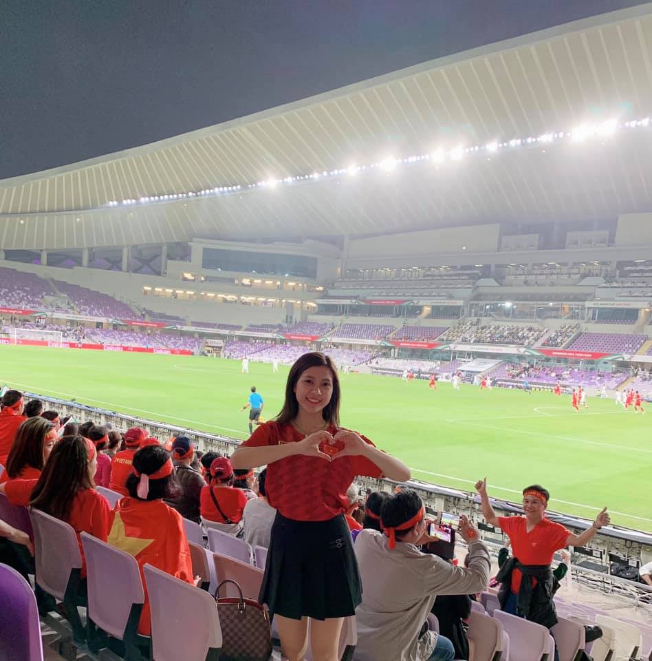 Nữ MC diện bikini bình luận bóng đá bất ngờ xuất hiện trên khán đài trận VN - Yemen-1