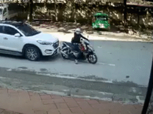 Dừng đỗ giữa đường, người phụ nữ bị ô tô đâm văng xa, đoạn clip thứ 2 đã nói lên tất cả