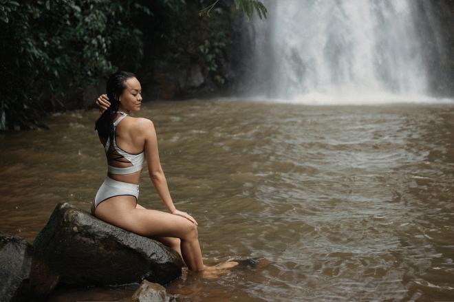 Dù không có thân hình thắt đáy lưng ong, Mai Ngô vẫn tự tin diện bikini hai mảnh-5