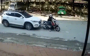 Dừng đỗ giữa đường, người phụ nữ bị ô tô đâm văng xa, đoạn clip thứ 2 đã nói lên tất cả-1