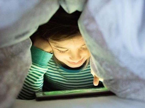 Con không mở nổi mắt phải đi khám, mẹ hối hận khi nghe bí mật