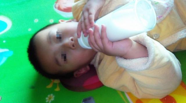 Để con trai ở nhà với ông bà nội, mẹ chết lặng khi bác sĩ nói con phải cắt lưỡi-1