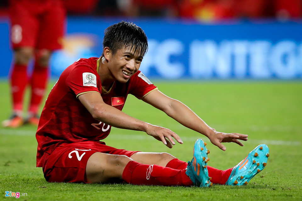 Ngọc Hải ăn mừng xúc động với bạn thân Xuân Trường trên ghế dự bị-1