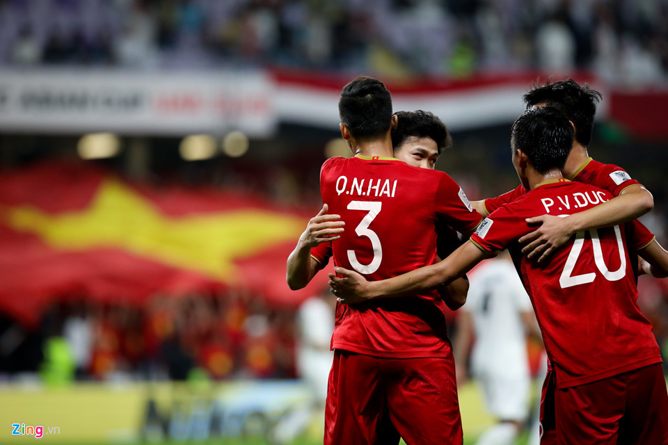 Ngọc Hải ăn mừng xúc động với bạn thân Xuân Trường trên ghế dự bị-4